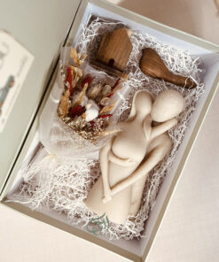 باکس هدیه خانه ی عشق،شمع فیگور،کلبه چوبی جا عودی، پرنده چوبی، دسته گل جاودان