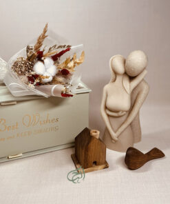 Alternative view of باکس هدیه خانه ی عشق،شمع فیگور،کلبه چوبی جا عودی، پرنده چوبی، دسته گل جاودان